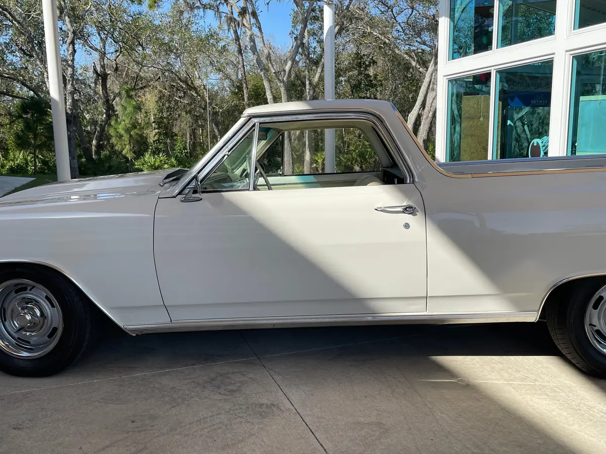 Vehicle photo 12