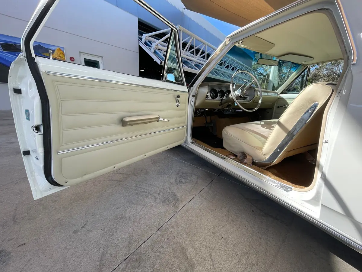 Vehicle photo 17