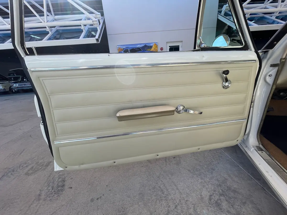 Vehicle photo 19