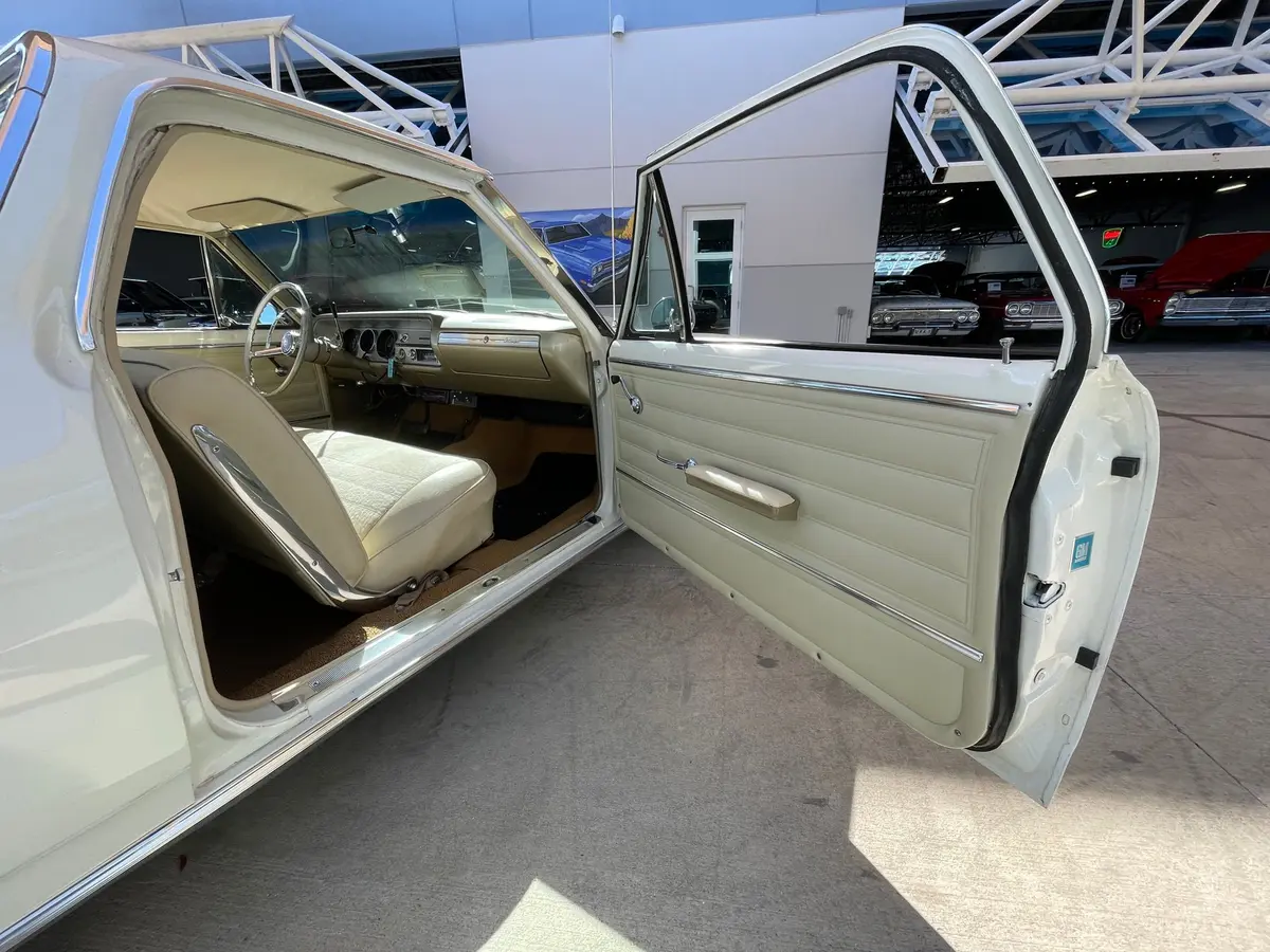 Vehicle photo 28
