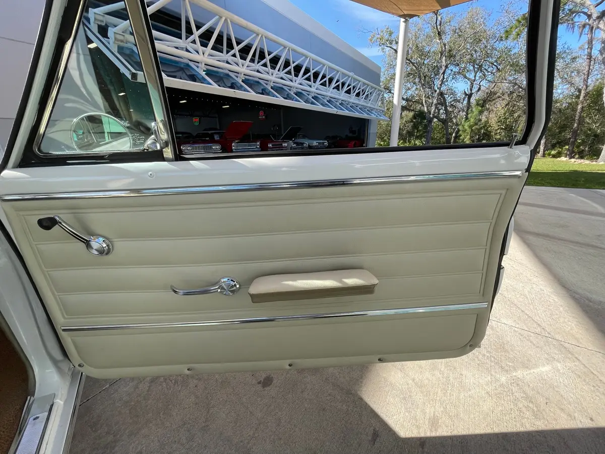 Vehicle photo 32