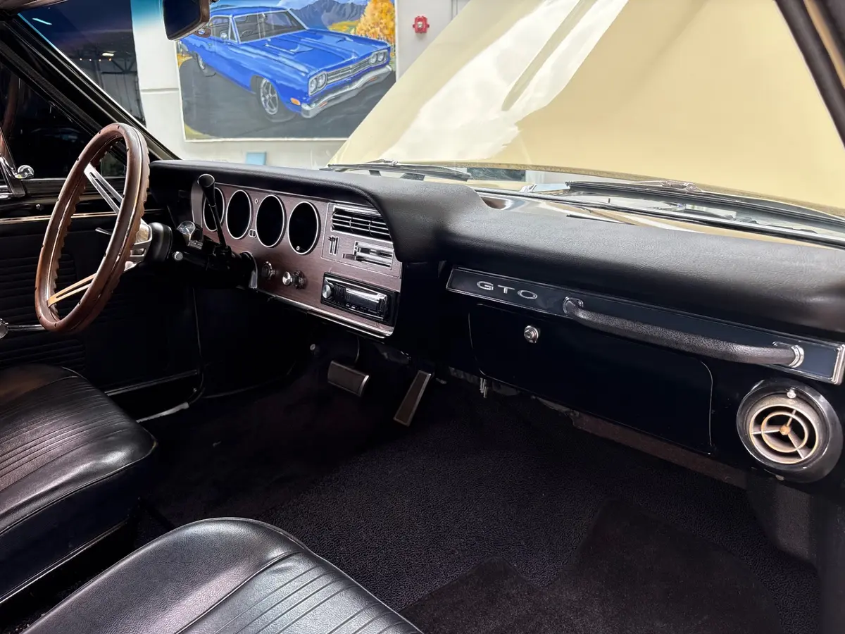 Vehicle photo 44
