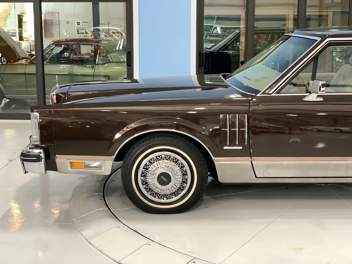 Vehicle photo 16