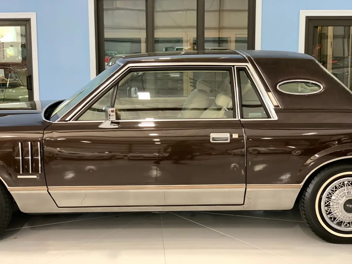 Vehicle photo 17
