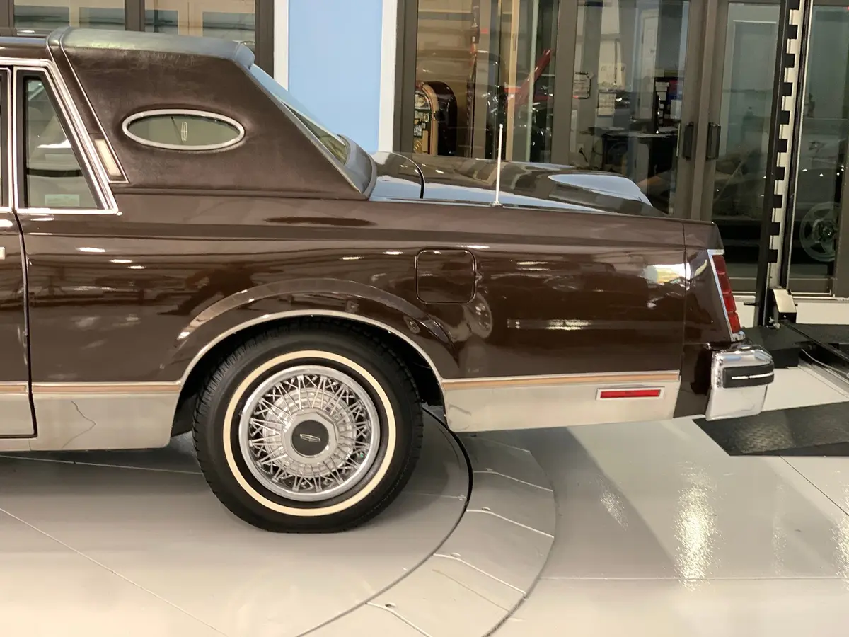 Vehicle photo 18