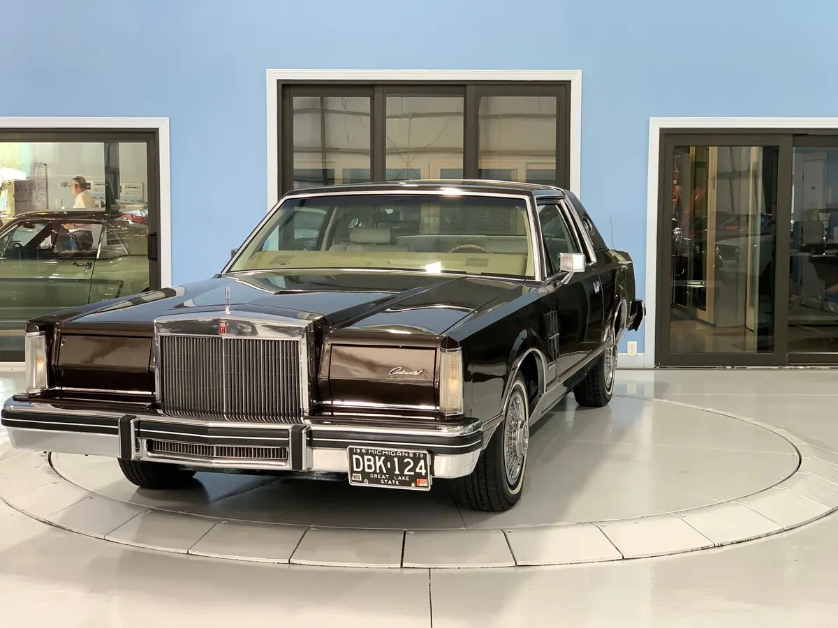 Vehicle photo 2