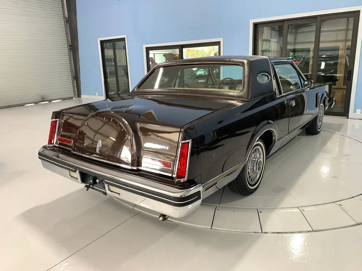 Vehicle photo 21