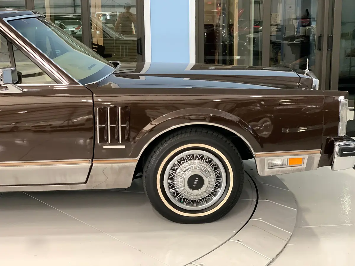Vehicle photo 26