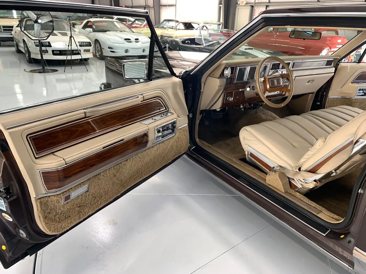 Vehicle photo 27