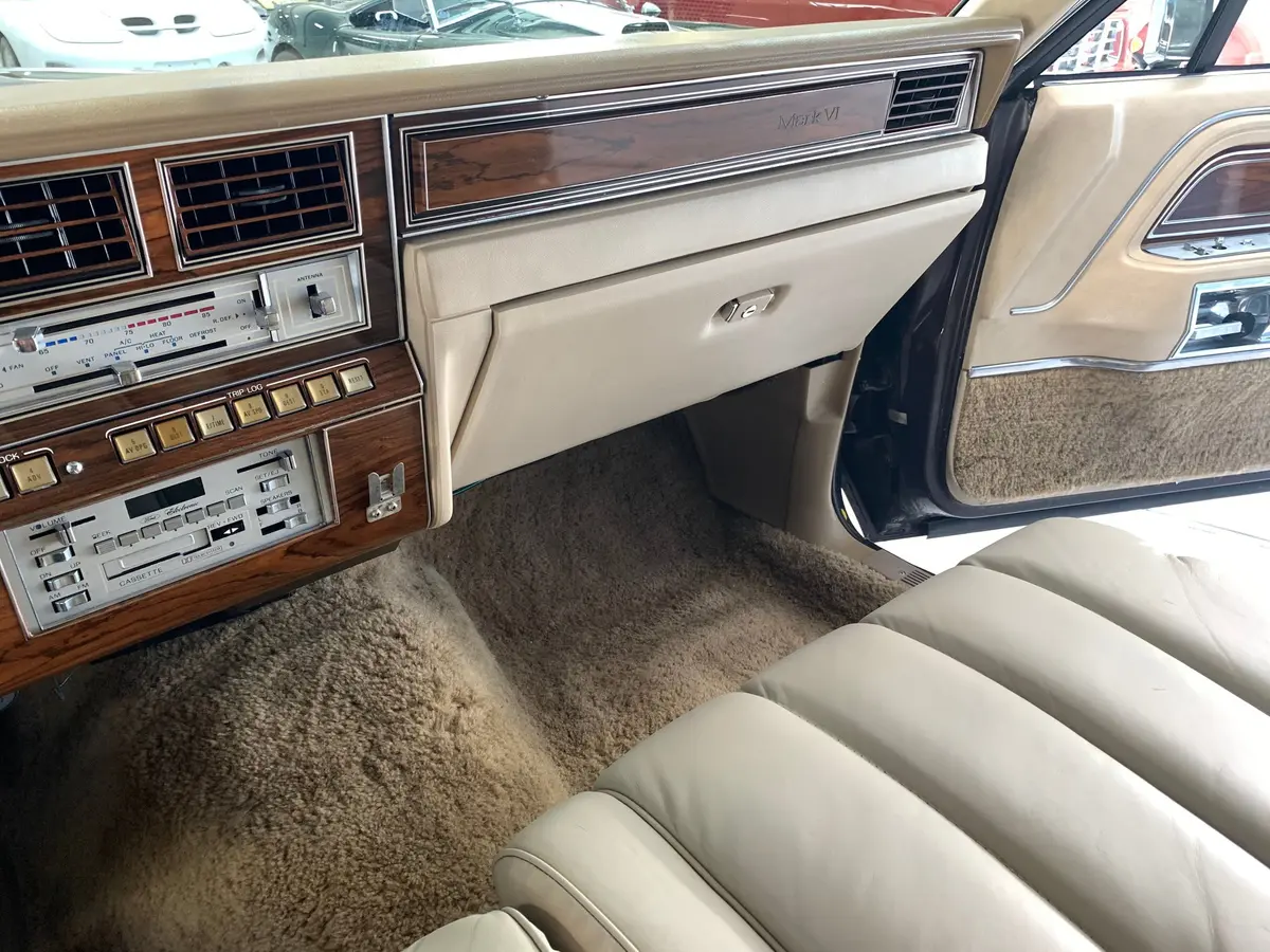 Vehicle photo 32