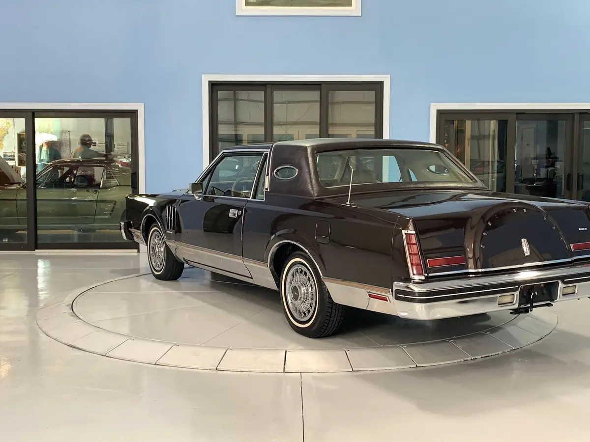Vehicle photo 4