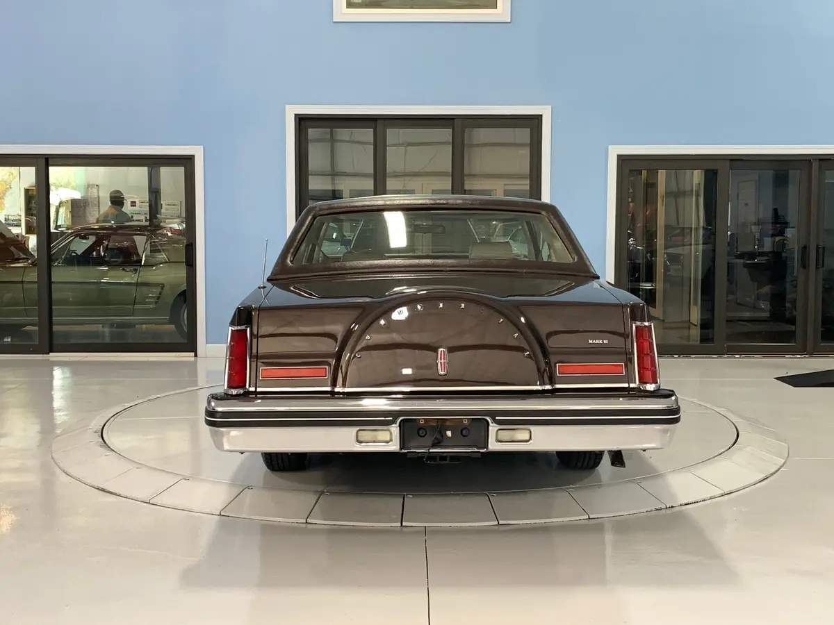Vehicle photo 5