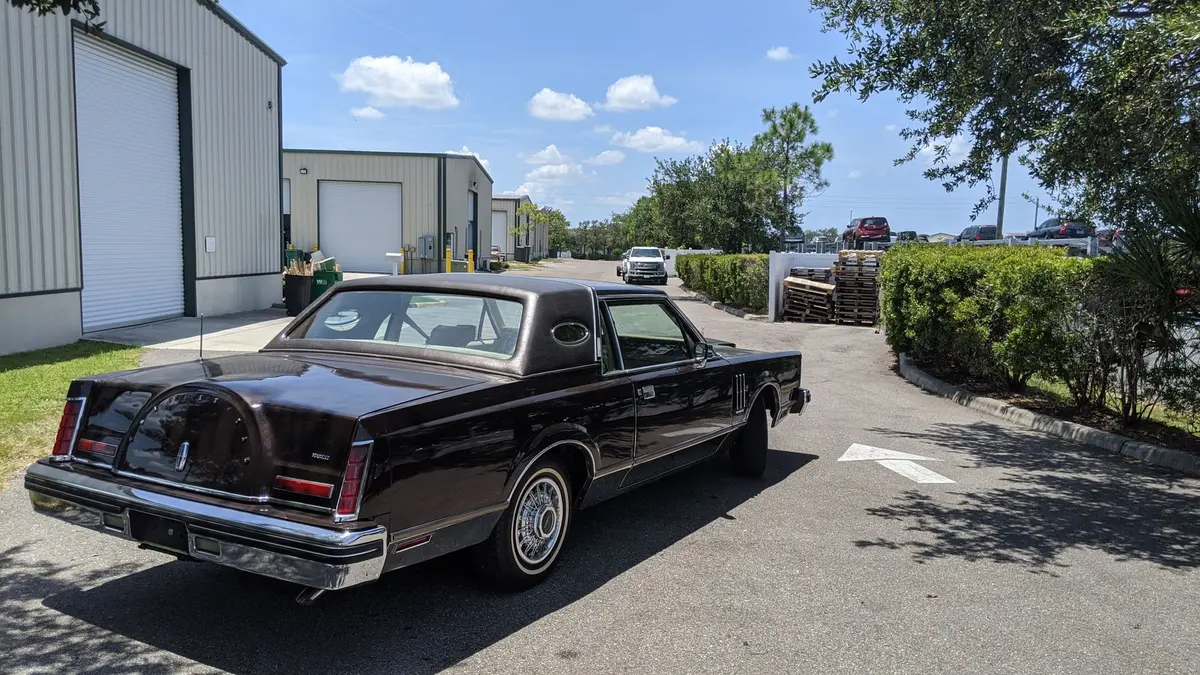 Vehicle photo 54