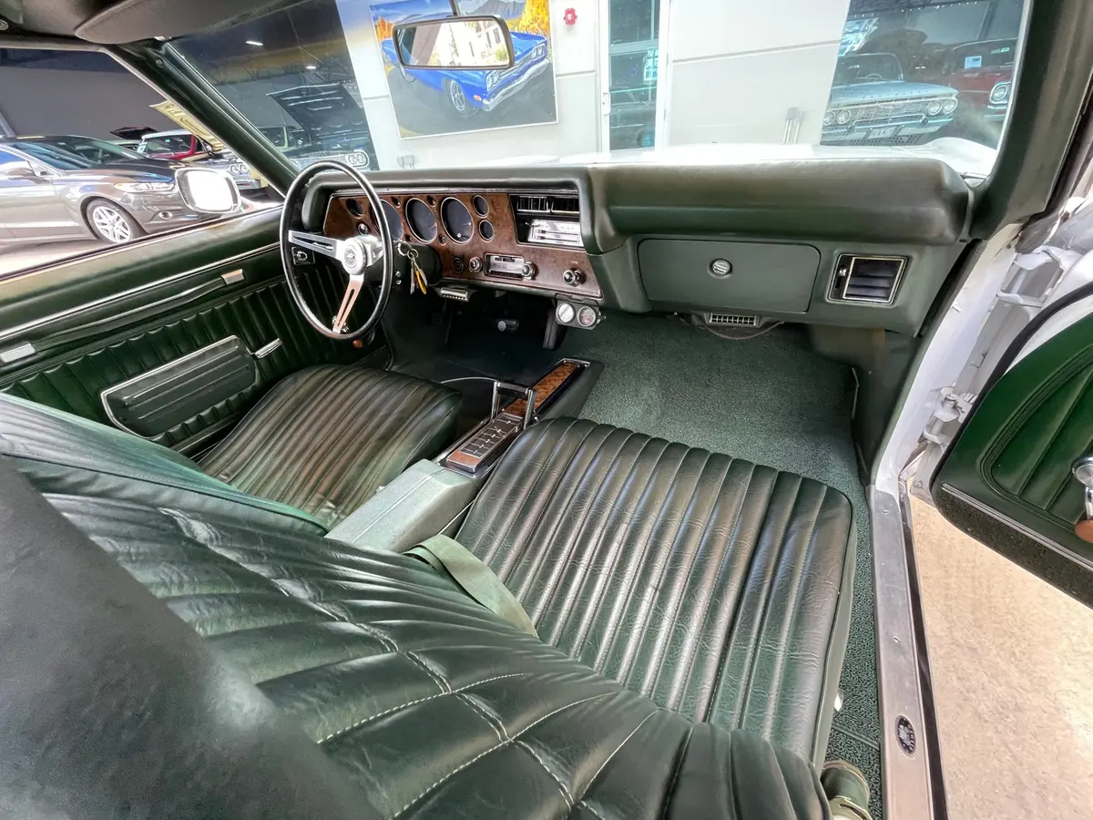 Vehicle photo 33