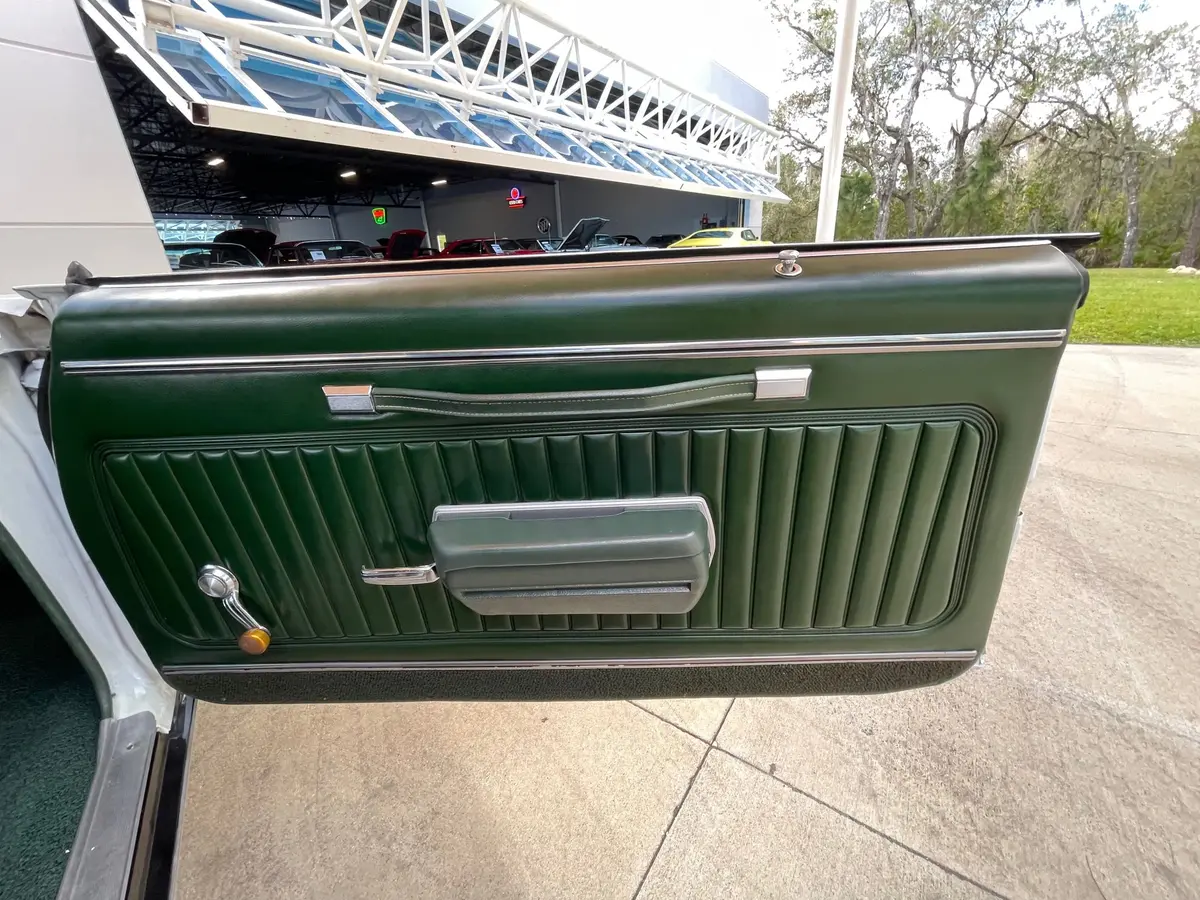Vehicle photo 30
