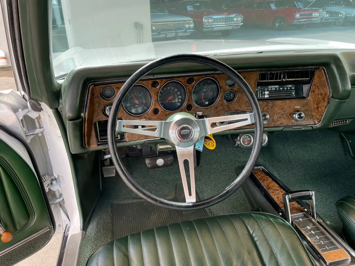Vehicle photo 25