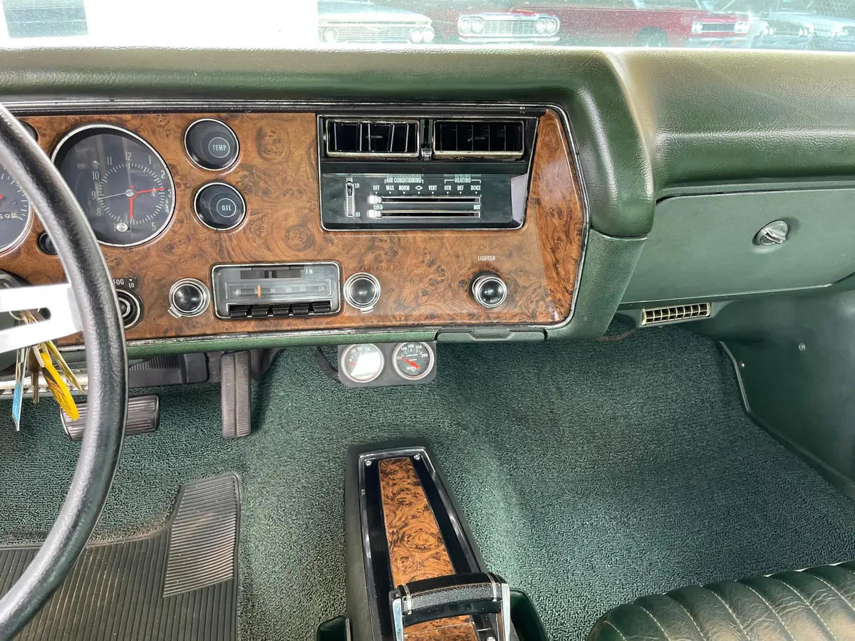 Vehicle photo 23