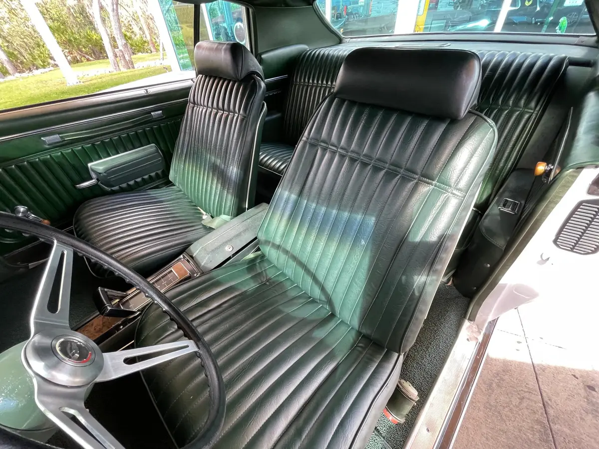Vehicle photo 19