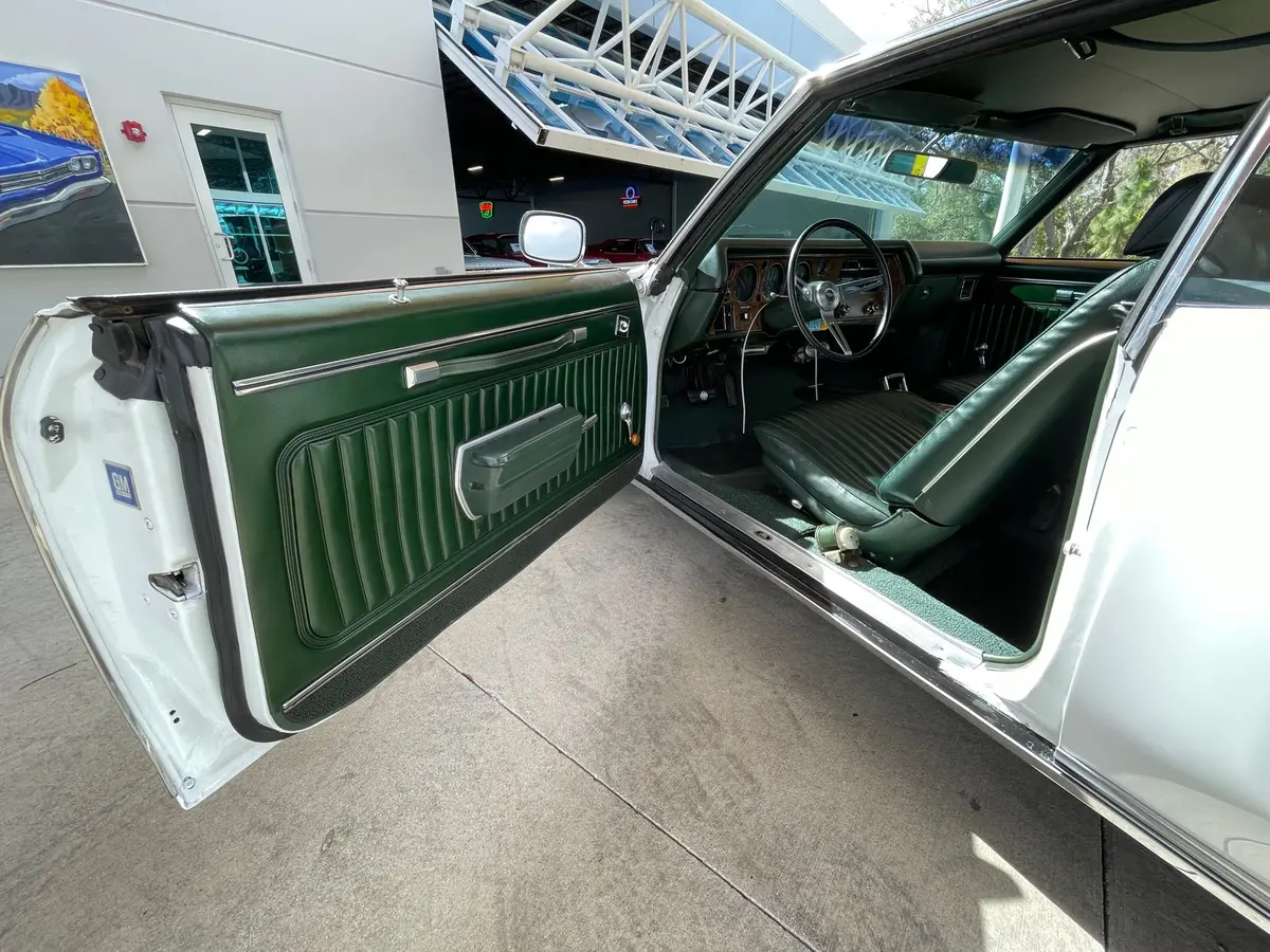 Vehicle photo 17