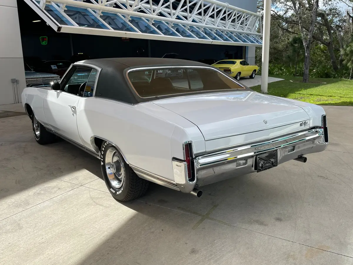 Vehicle photo 10
