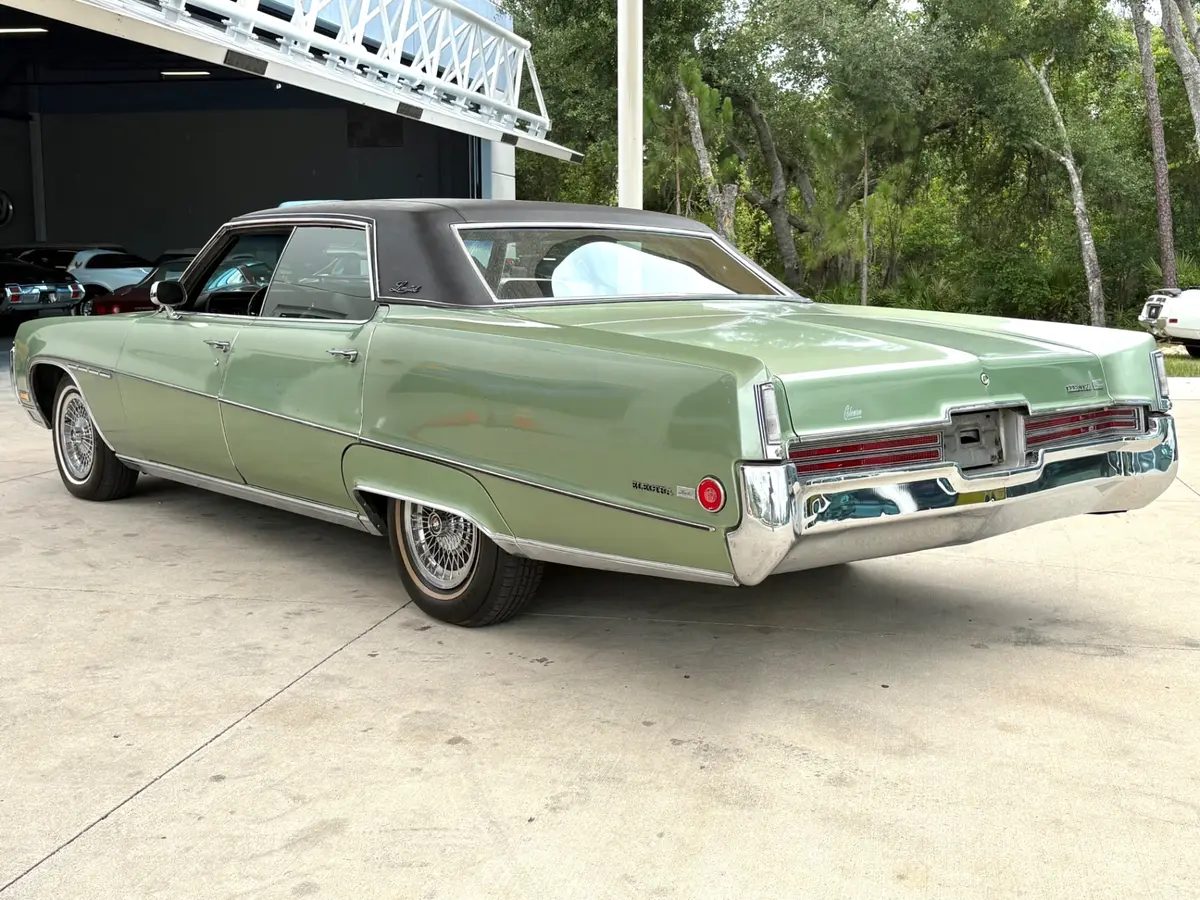 Vehicle photo 9