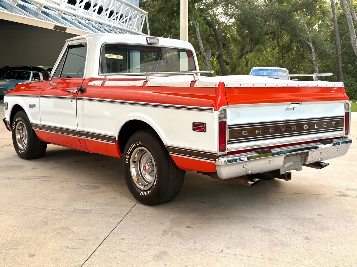 Vehicle photo 9