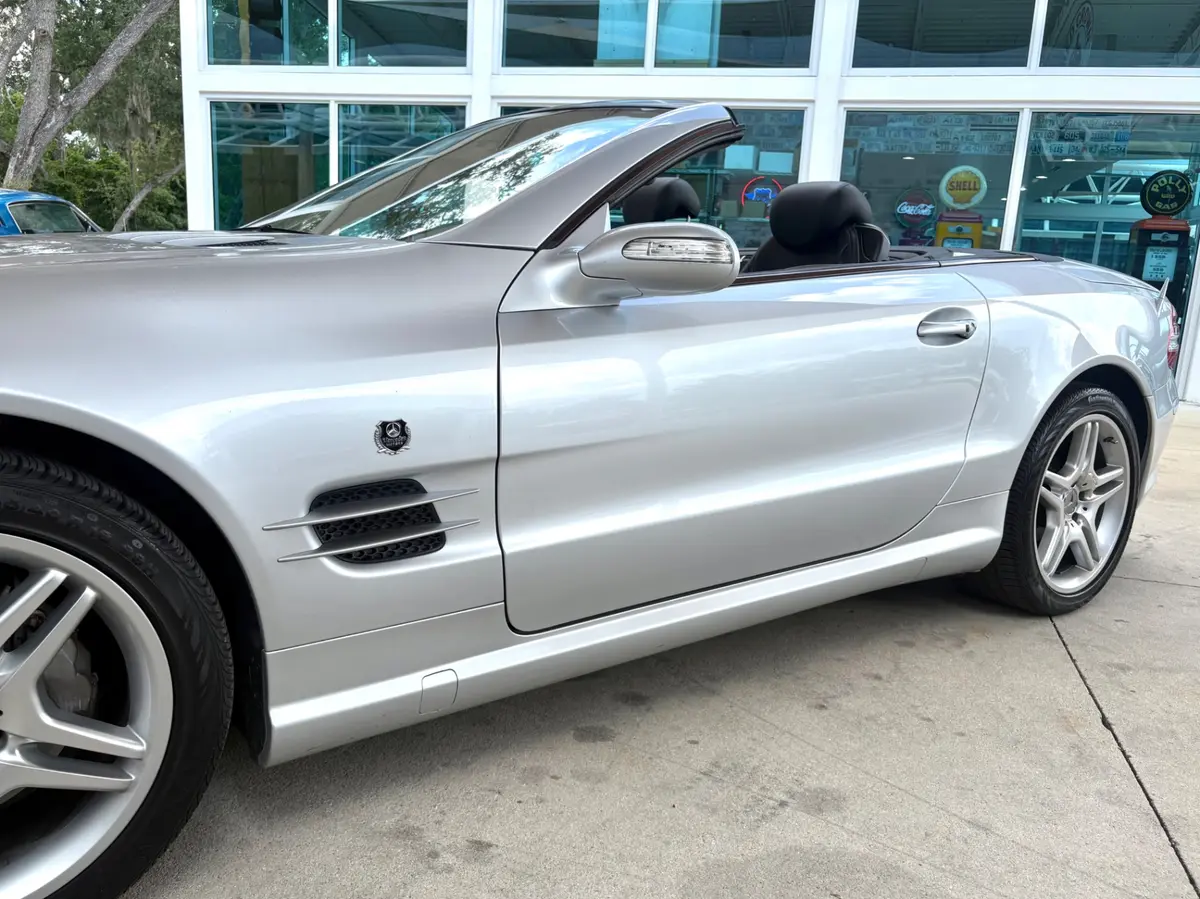 Vehicle photo 13