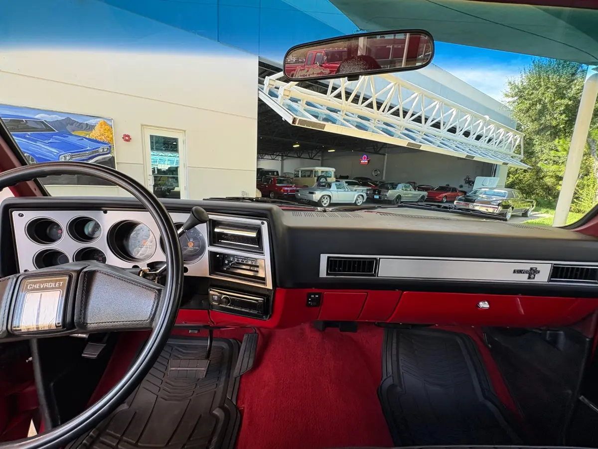 Vehicle photo 37