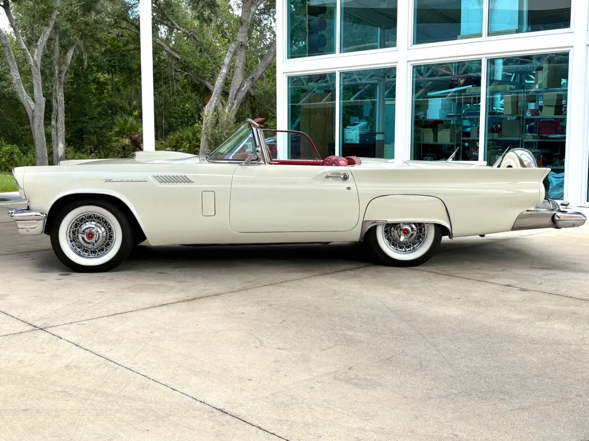 Vehicle photo 10