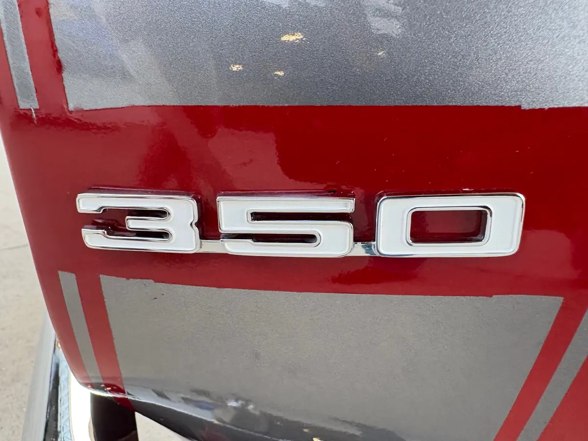 Vehicle photo 23