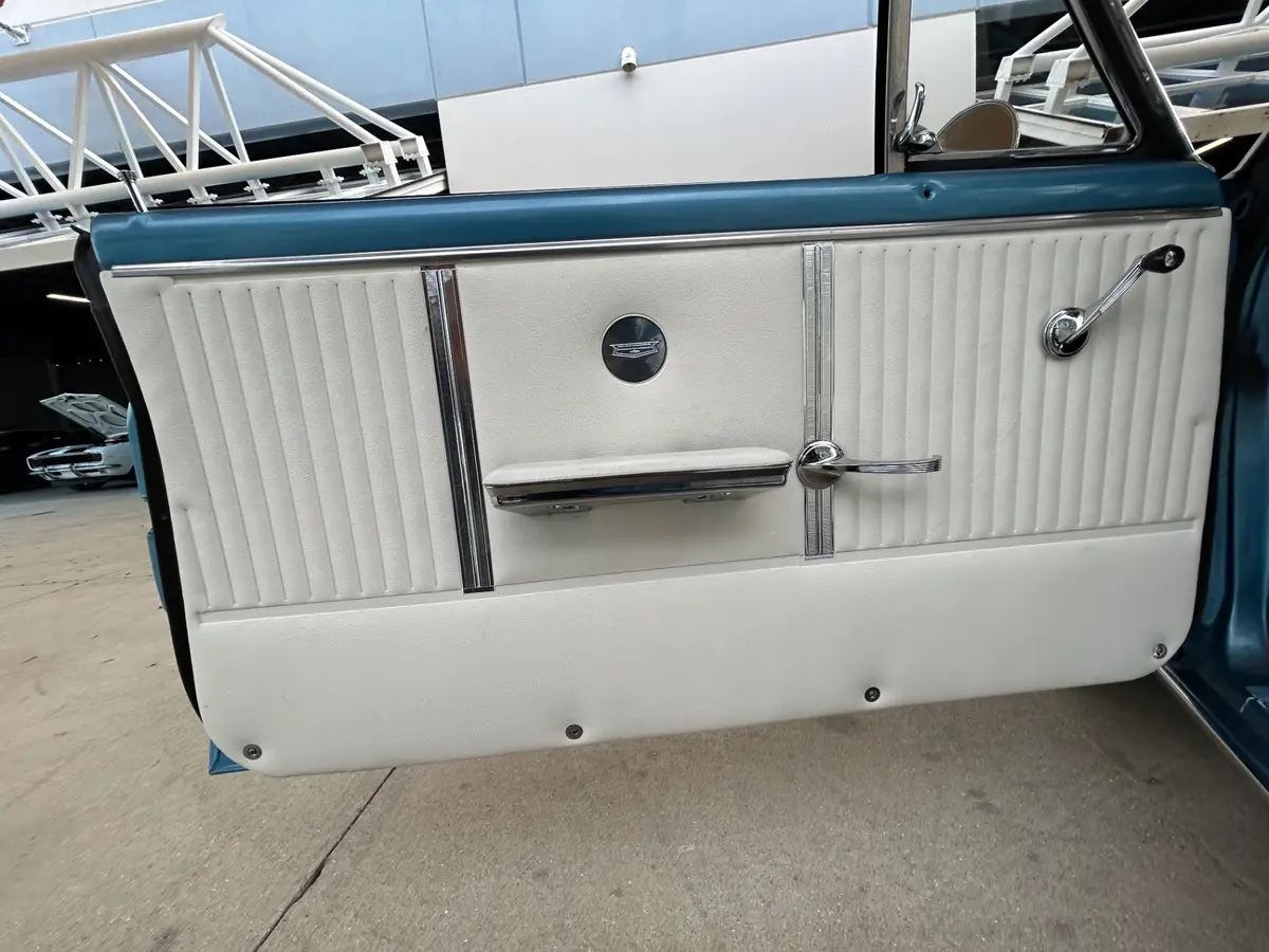 Vehicle photo 23