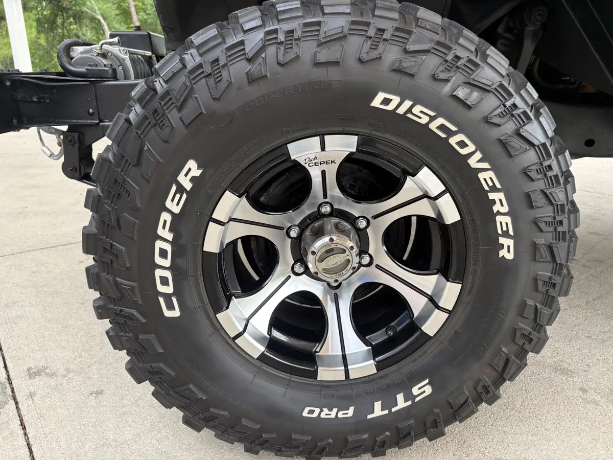 Vehicle photo 21