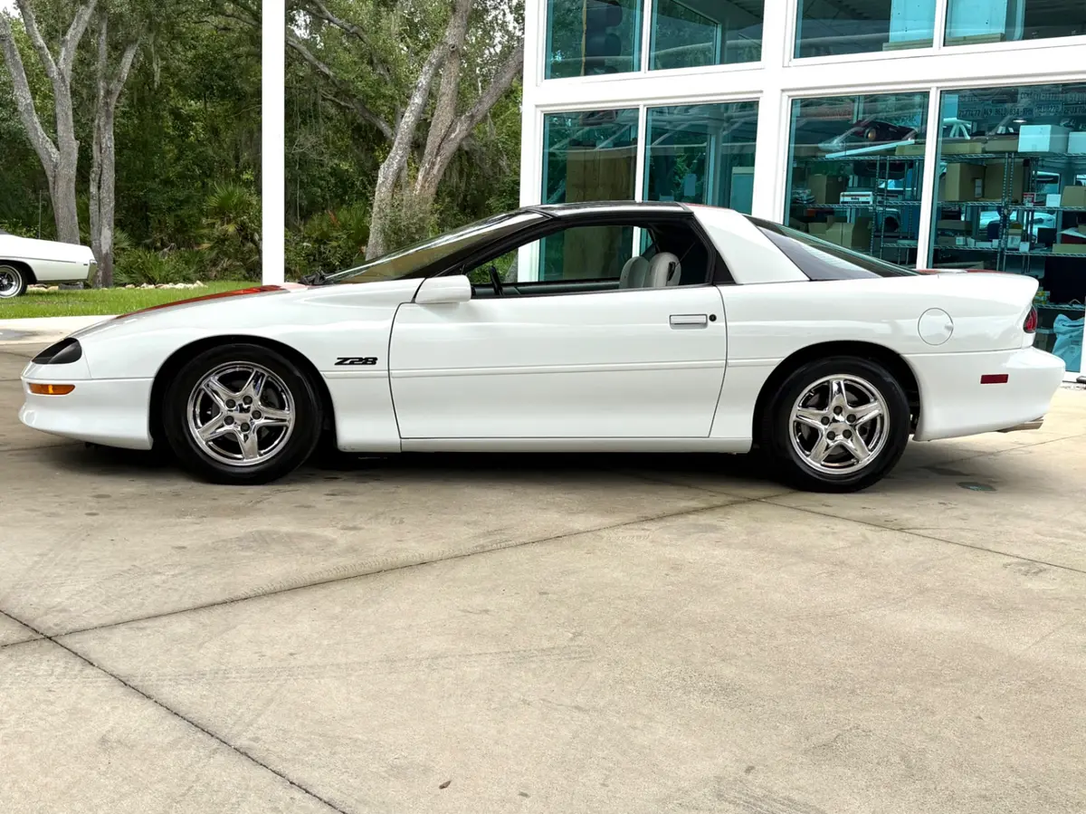 Vehicle photo 10