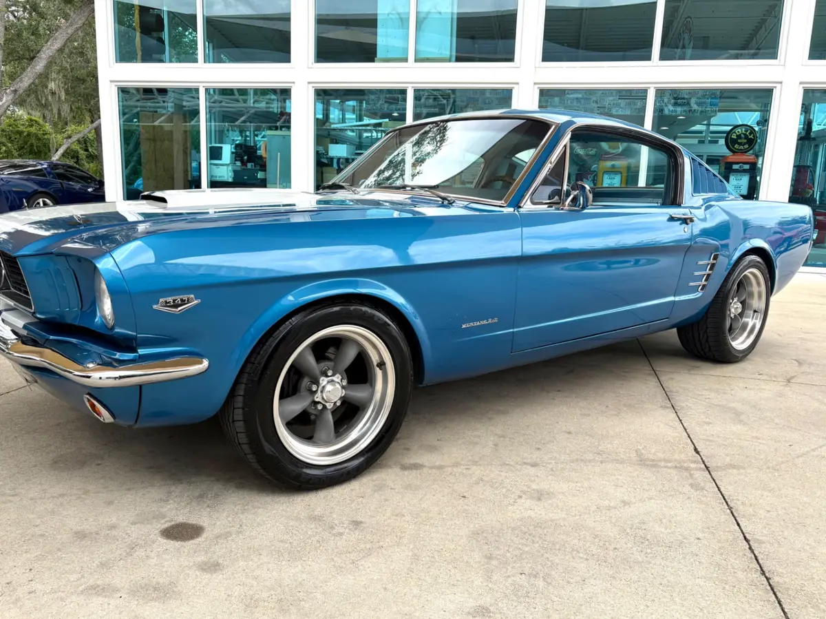 Vehicle photo 12