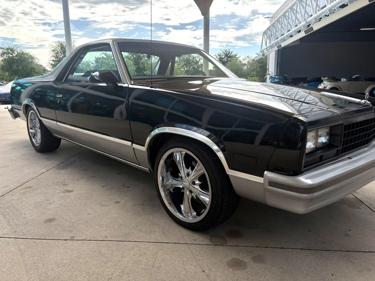 Vehicle photo 19
