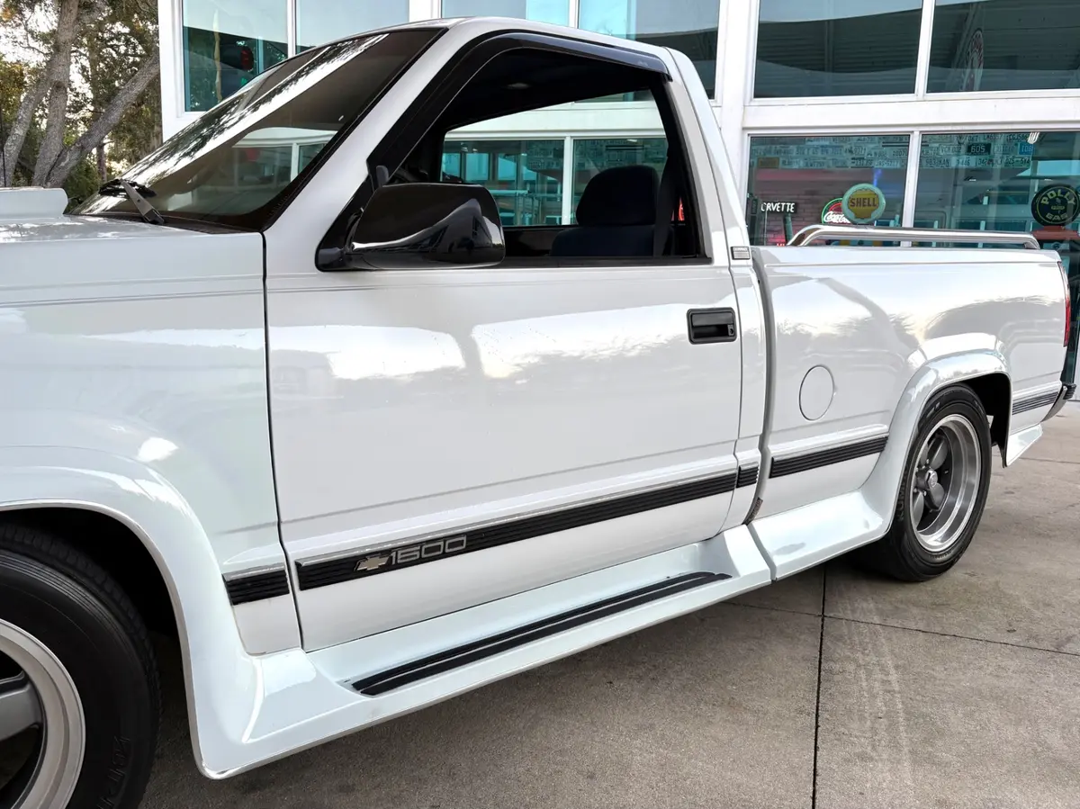 Vehicle photo 13