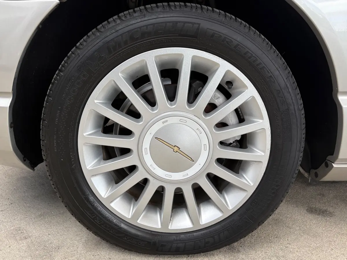 Vehicle photo 27