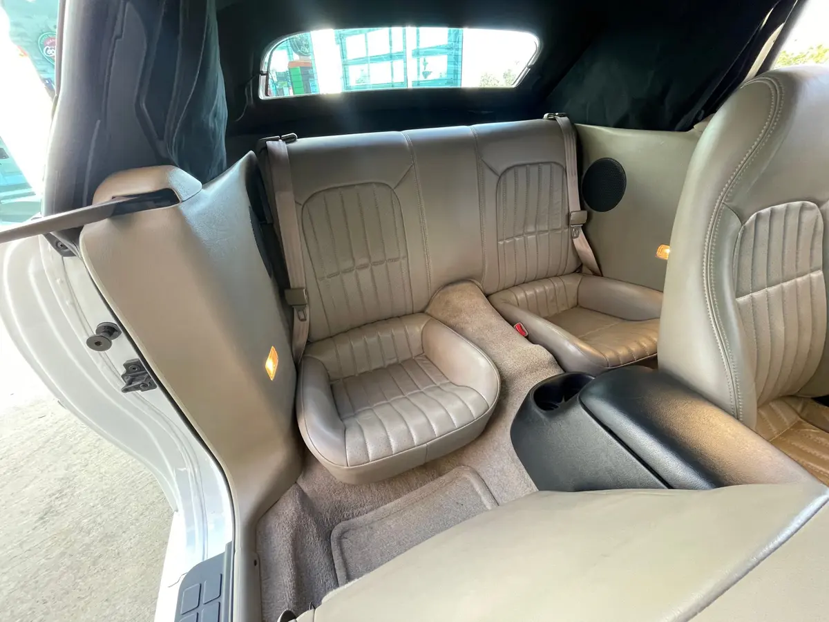 Vehicle photo 32