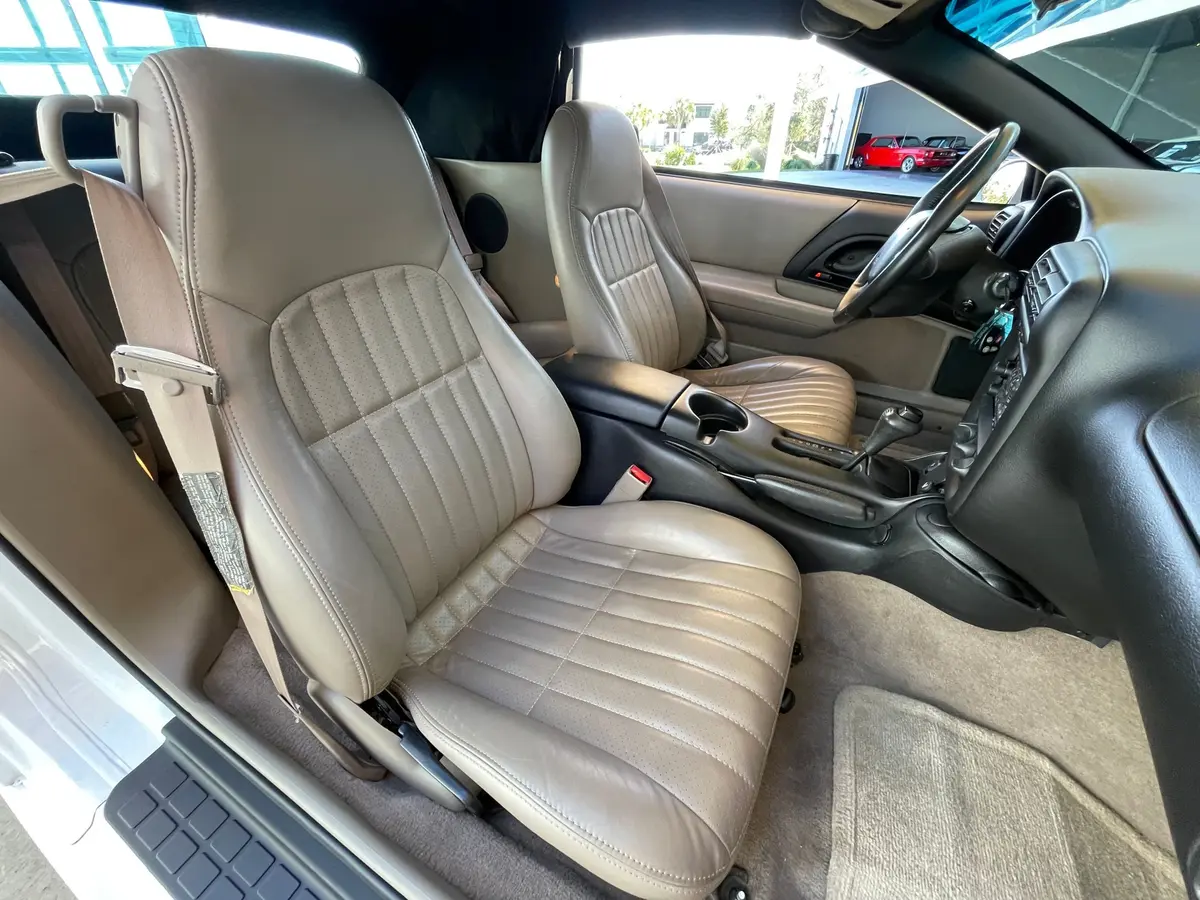 Vehicle photo 29