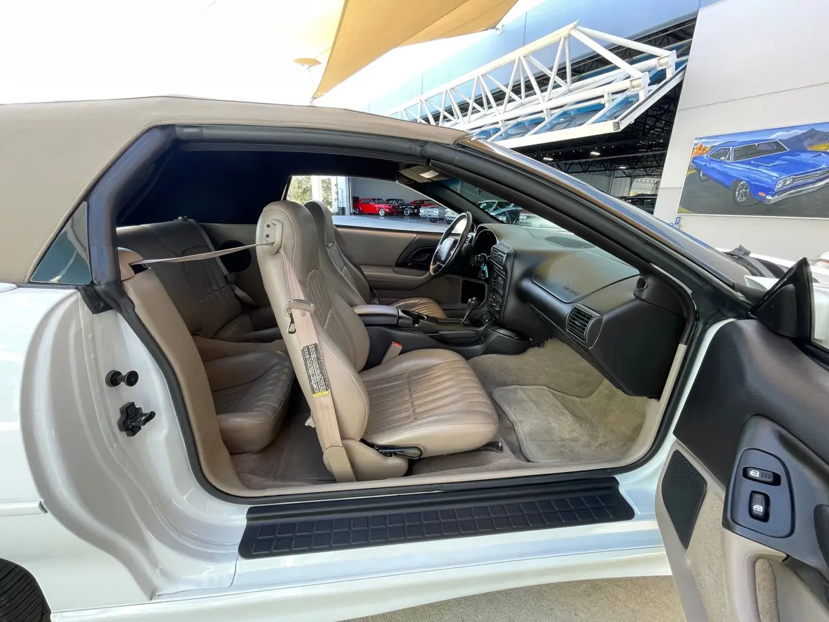 Vehicle photo 28