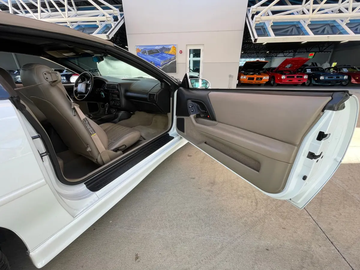 Vehicle photo 26