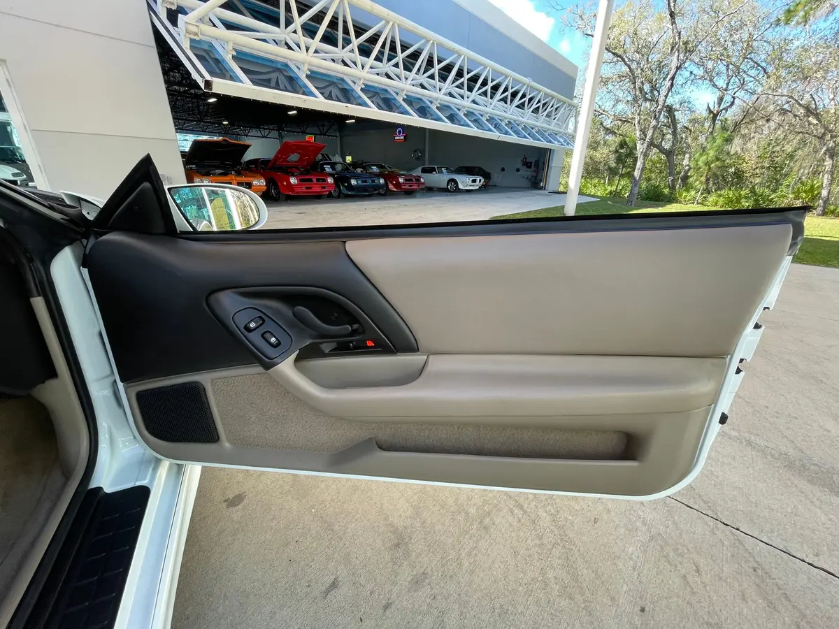 Vehicle photo 27
