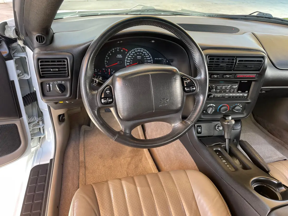 Vehicle photo 19