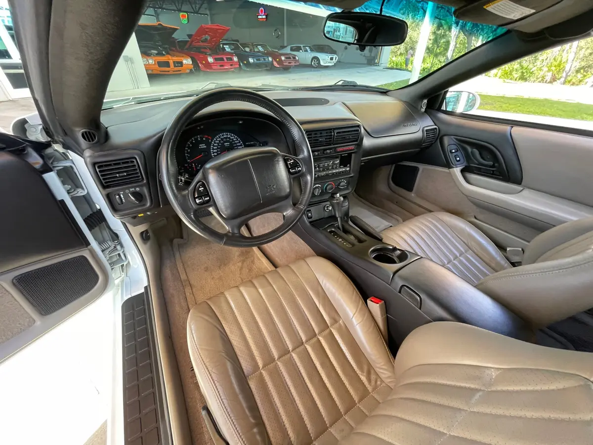 Vehicle photo 18