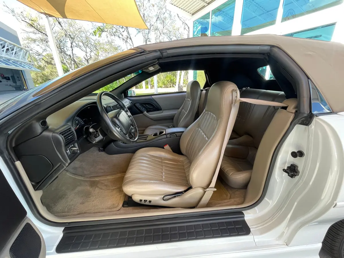 Vehicle photo 17