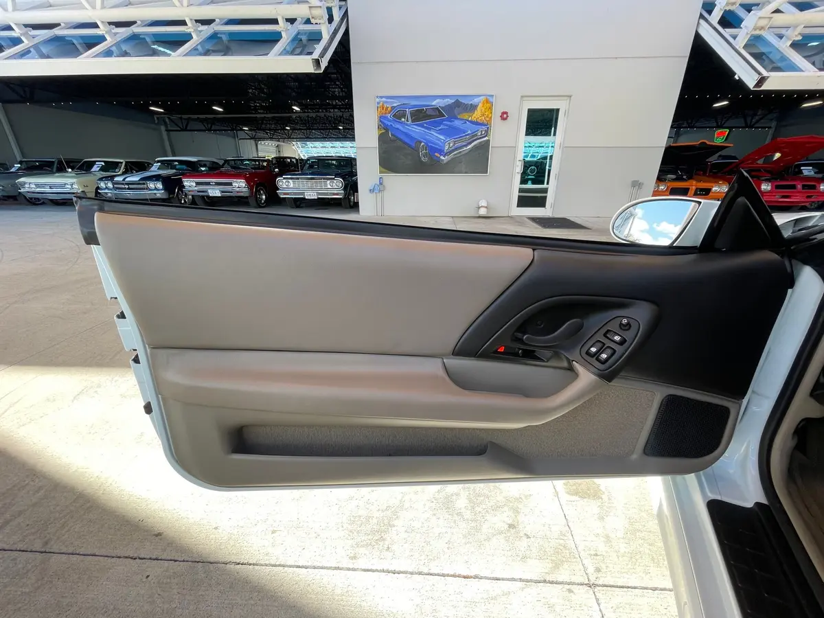 Vehicle photo 16