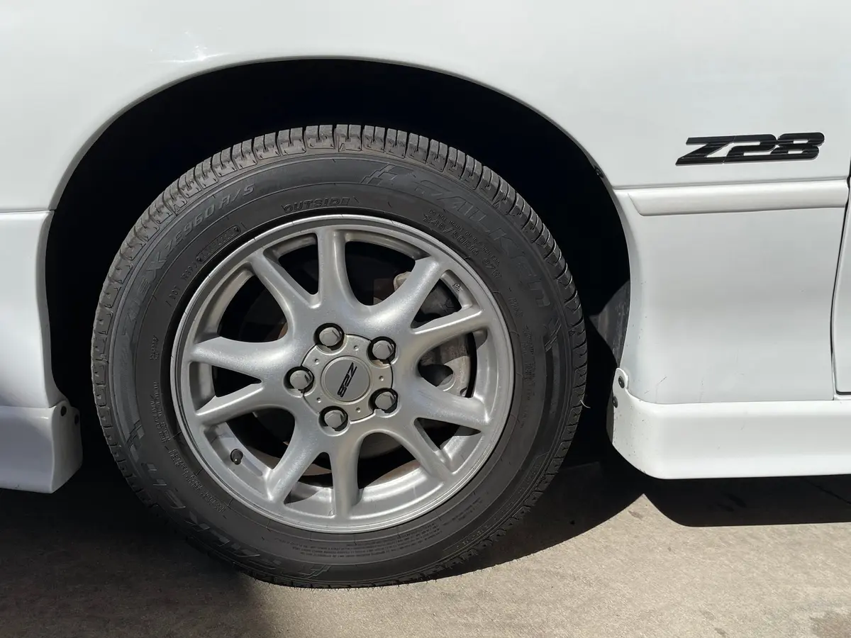 Vehicle photo 13