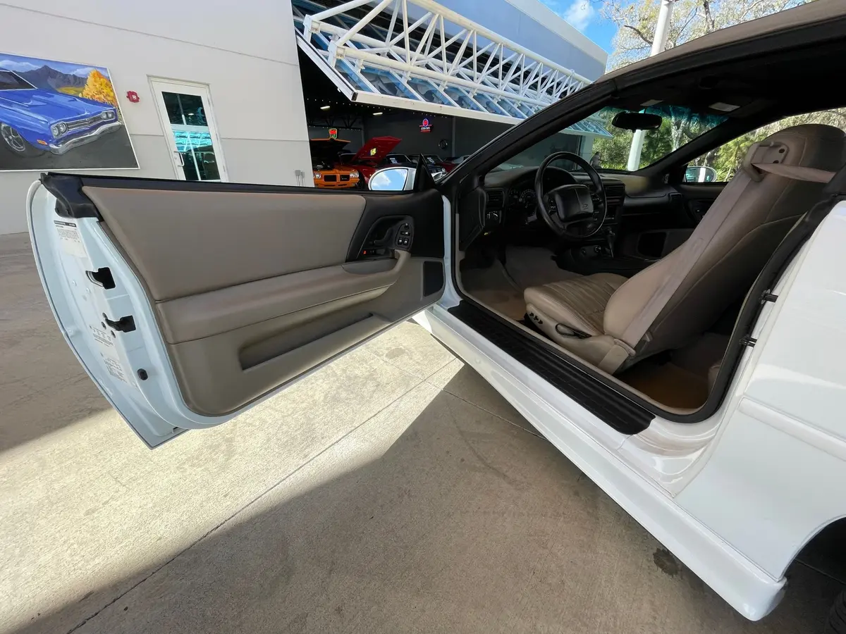 Vehicle photo 15