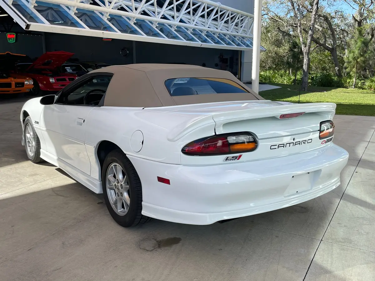 Vehicle photo 10