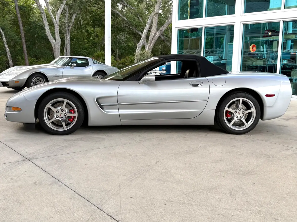 Vehicle photo 25